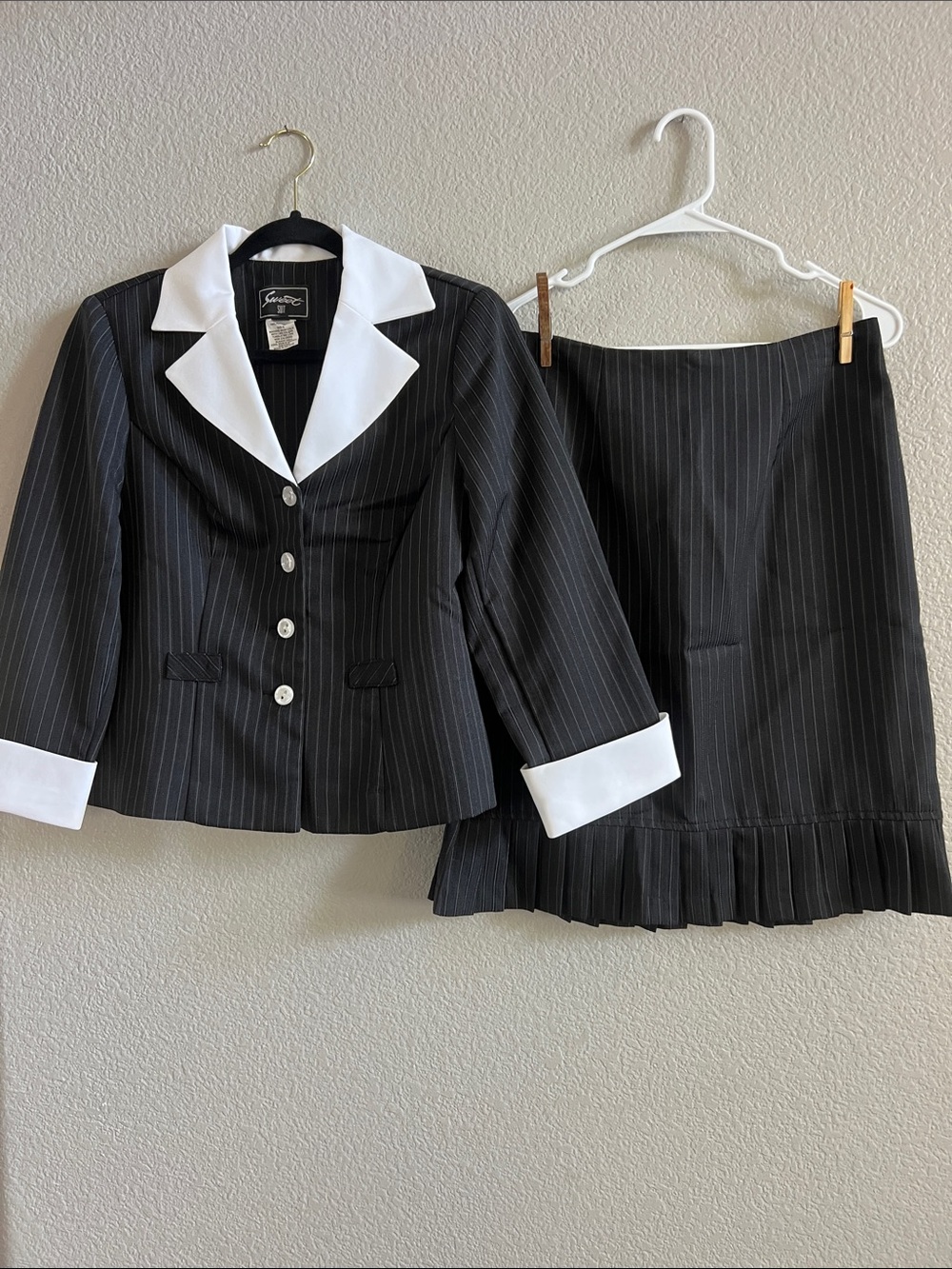 Sweet Suit Black Pinstripe Blazer with White Collar and Cuffs & Skirt Size 6